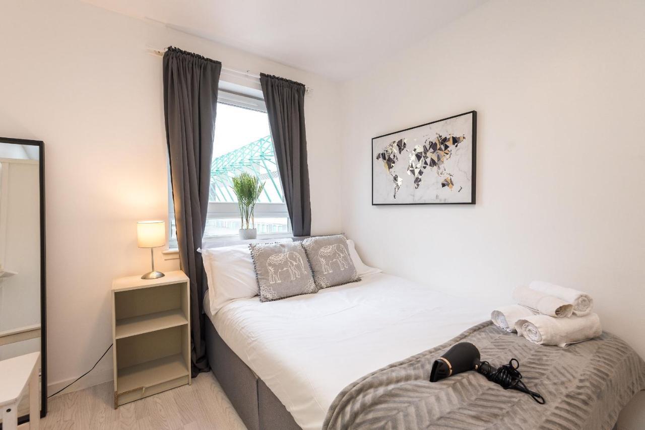 Modern Spacious 3 Bedroom City Centre Apartment - Free Parking - Private Balcony إدنبرة المظهر الخارجي الصورة