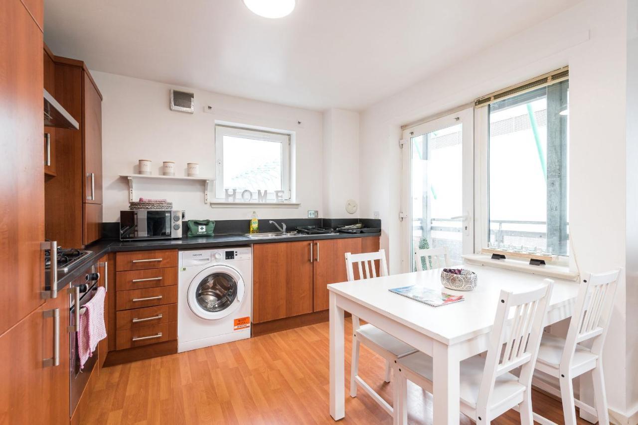 Modern Spacious 3 Bedroom City Centre Apartment - Free Parking - Private Balcony إدنبرة المظهر الخارجي الصورة