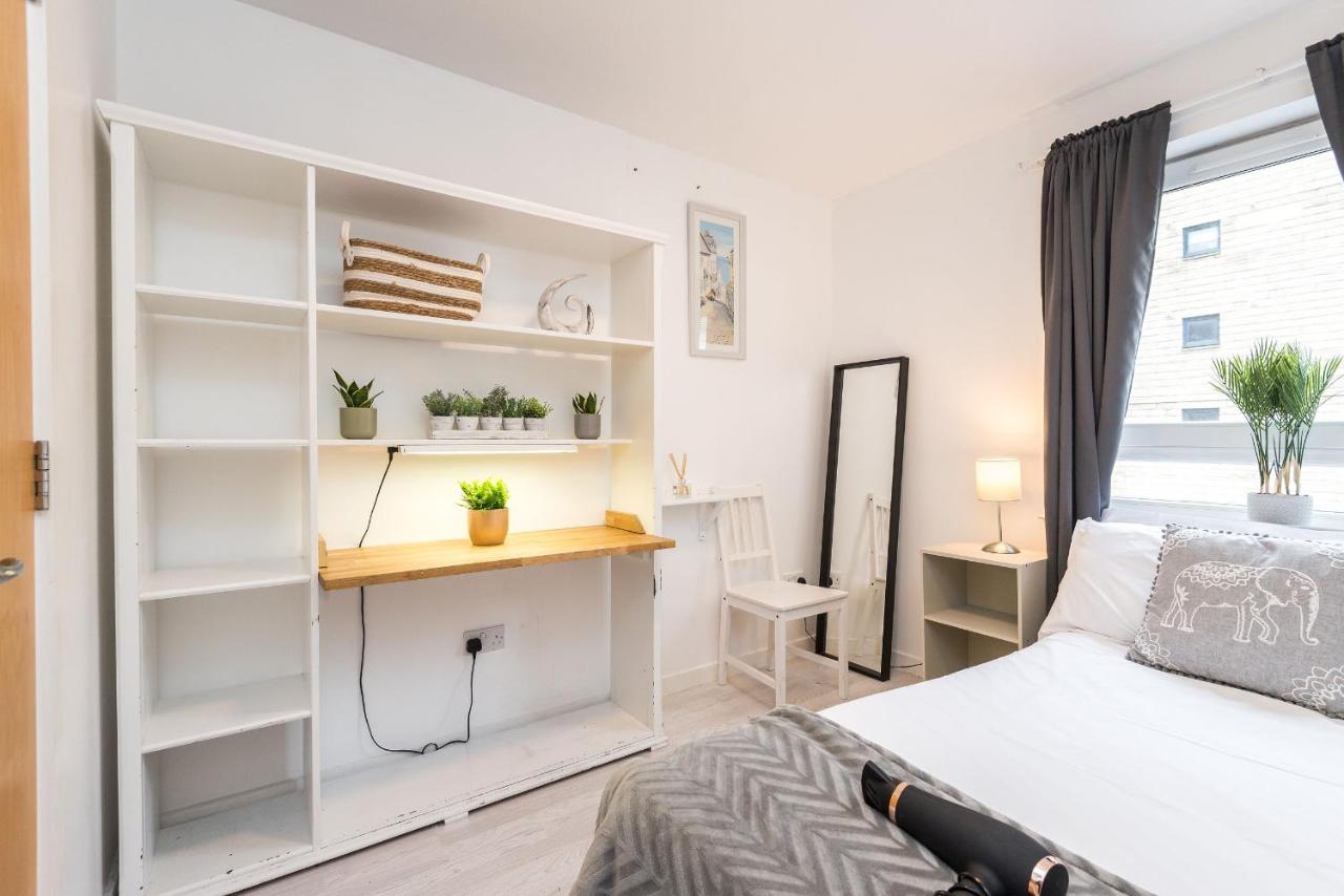 Modern Spacious 3 Bedroom City Centre Apartment - Free Parking - Private Balcony إدنبرة المظهر الخارجي الصورة