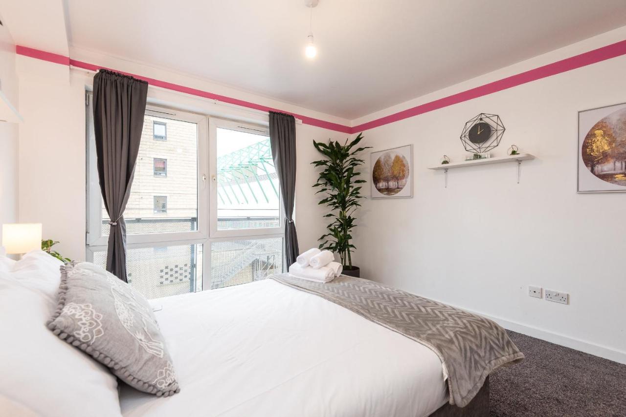 Modern Spacious 3 Bedroom City Centre Apartment - Free Parking - Private Balcony إدنبرة المظهر الخارجي الصورة