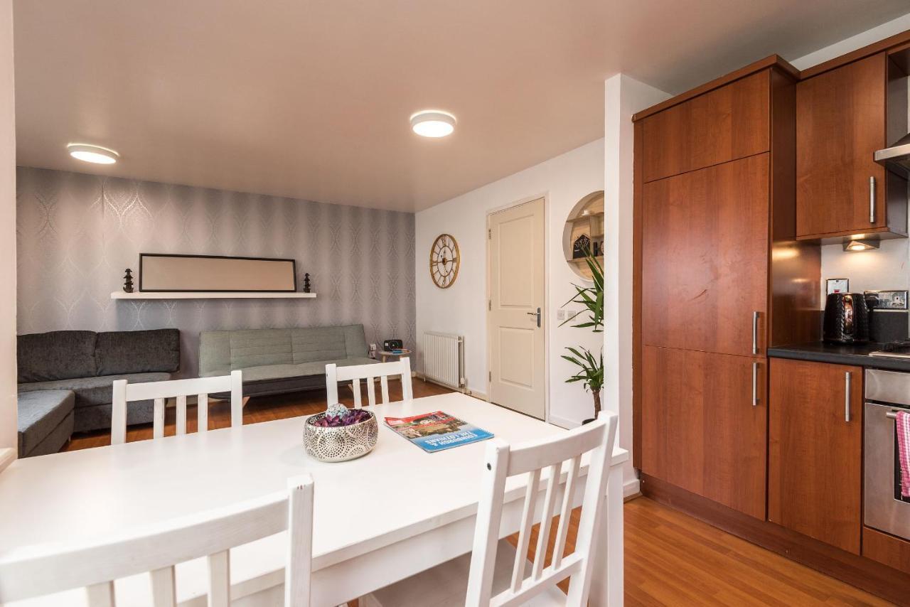 Modern Spacious 3 Bedroom City Centre Apartment - Free Parking - Private Balcony إدنبرة المظهر الخارجي الصورة