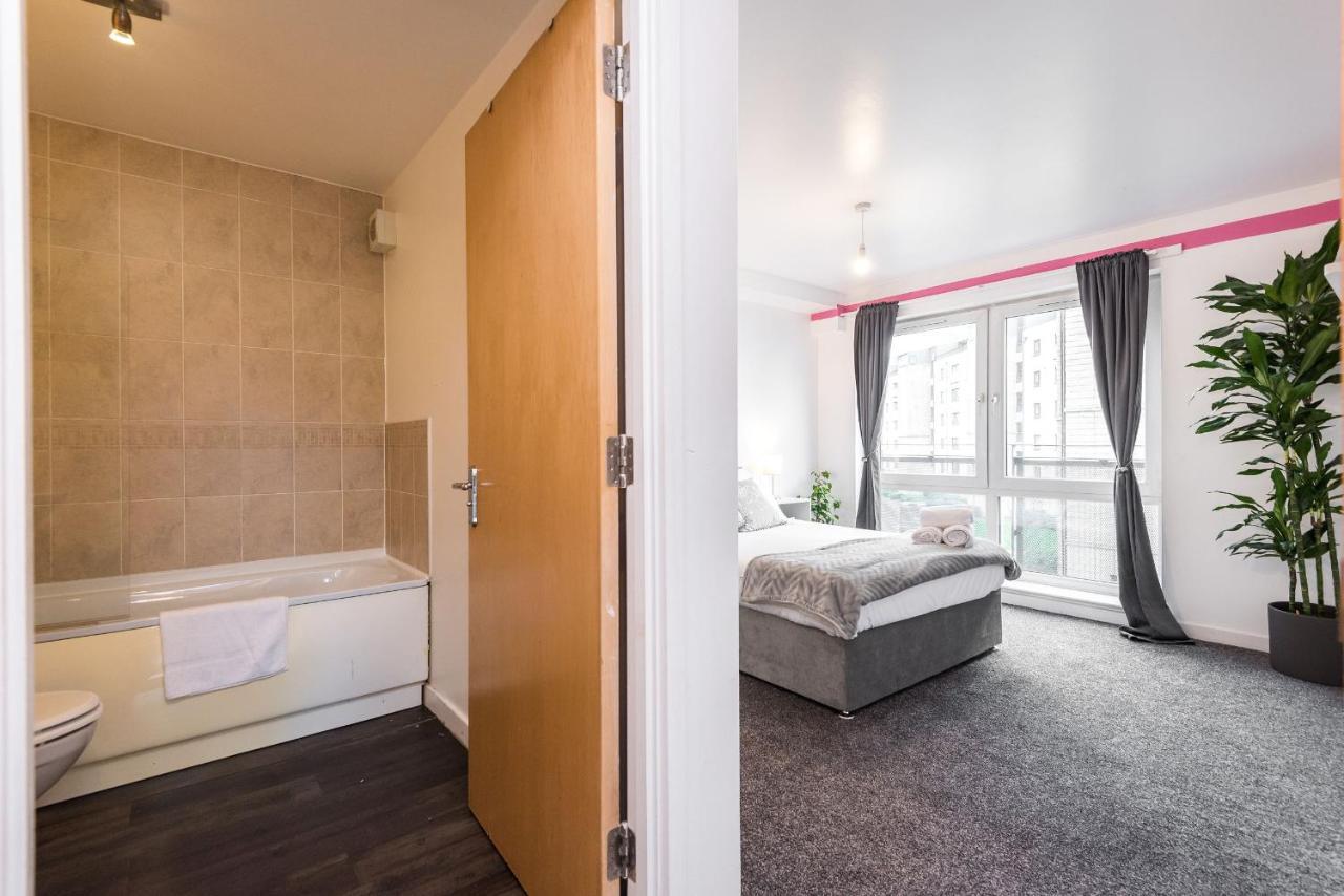 Modern Spacious 3 Bedroom City Centre Apartment - Free Parking - Private Balcony إدنبرة المظهر الخارجي الصورة