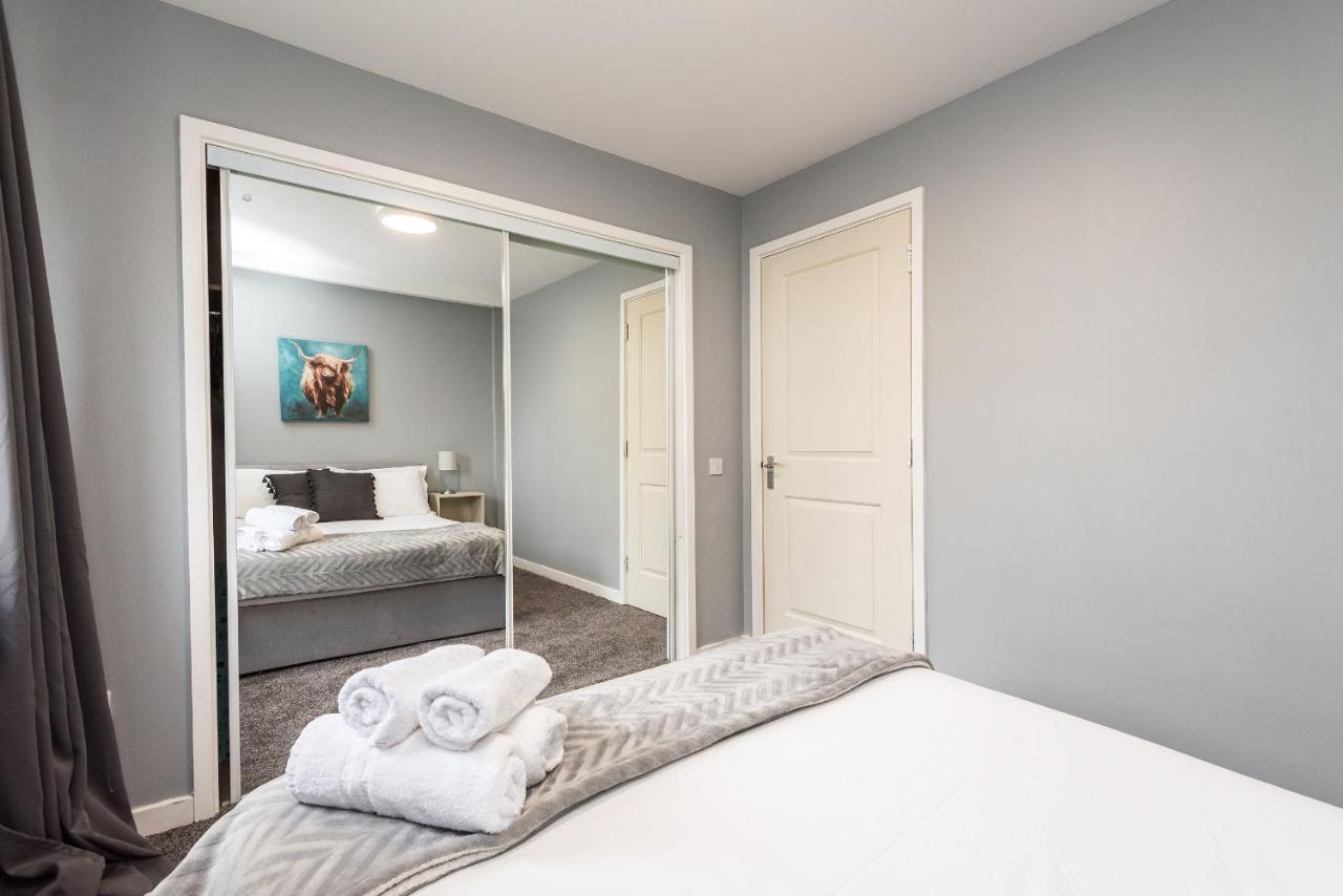 Modern Spacious 3 Bedroom City Centre Apartment - Free Parking - Private Balcony إدنبرة المظهر الخارجي الصورة