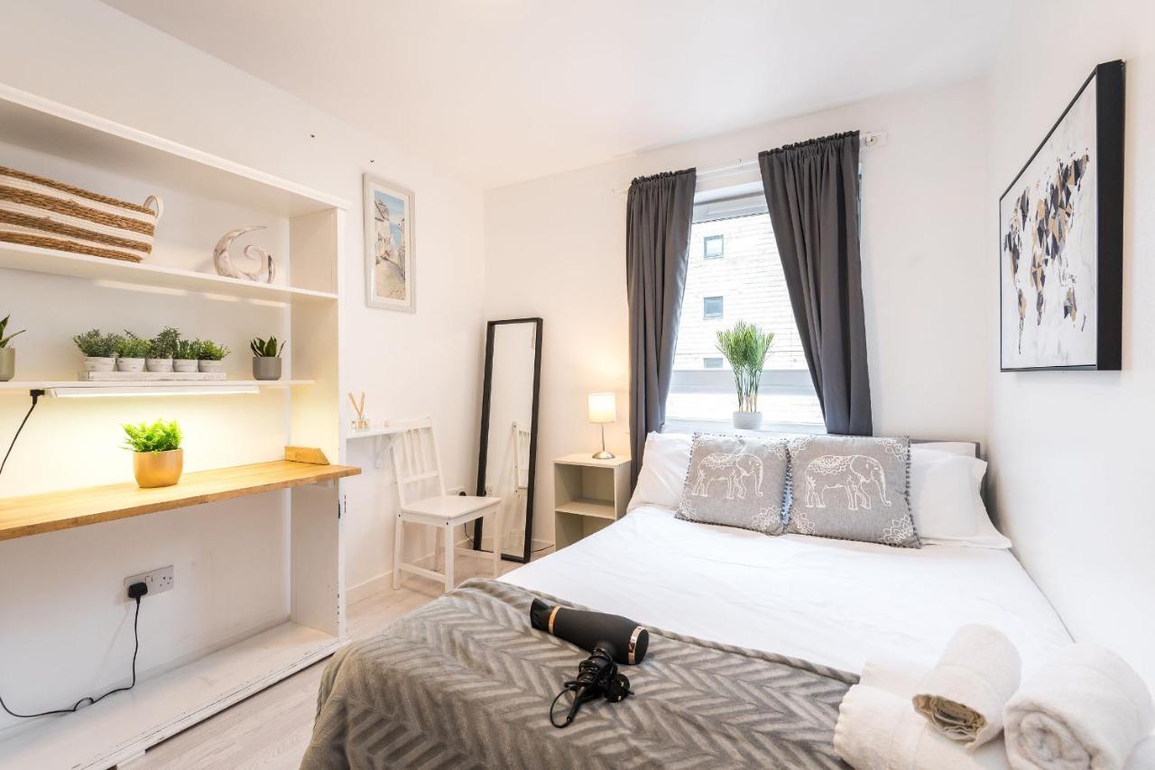 Modern Spacious 3 Bedroom City Centre Apartment - Free Parking - Private Balcony إدنبرة المظهر الخارجي الصورة