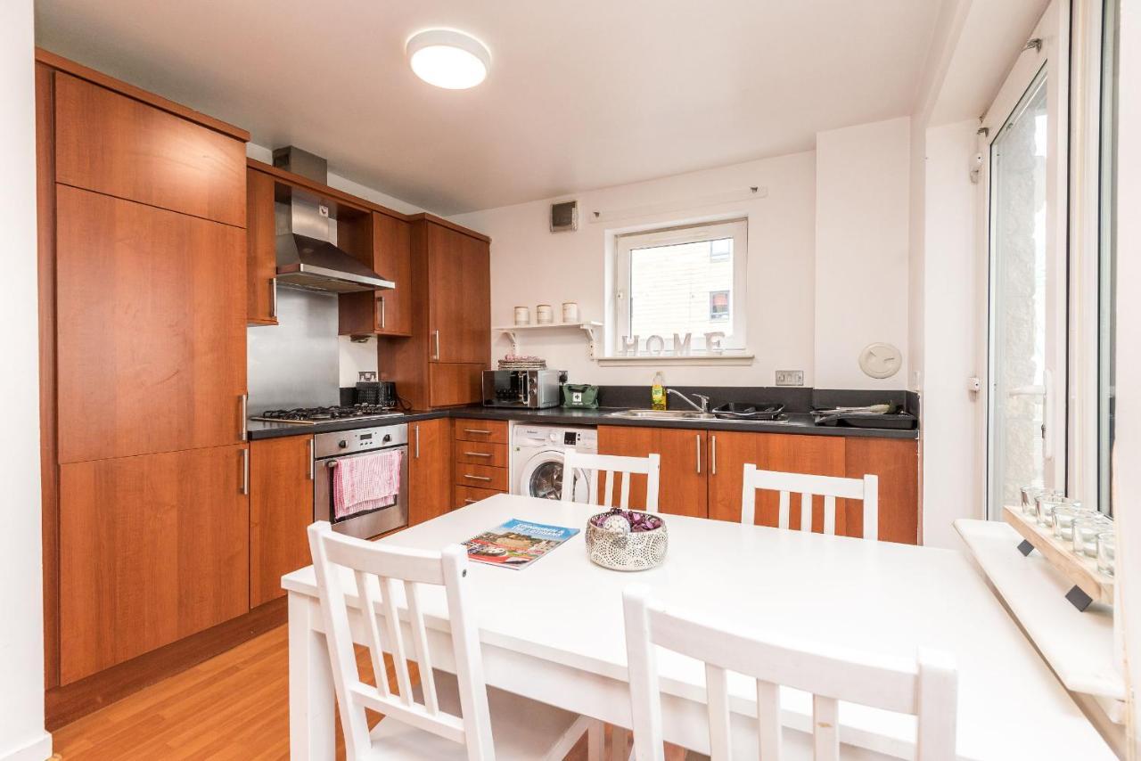 Modern Spacious 3 Bedroom City Centre Apartment - Free Parking - Private Balcony إدنبرة المظهر الخارجي الصورة